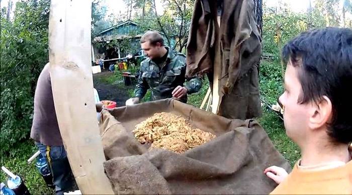 Сидр у домашніх умовах із яблук за допомогою проціджування через марлю